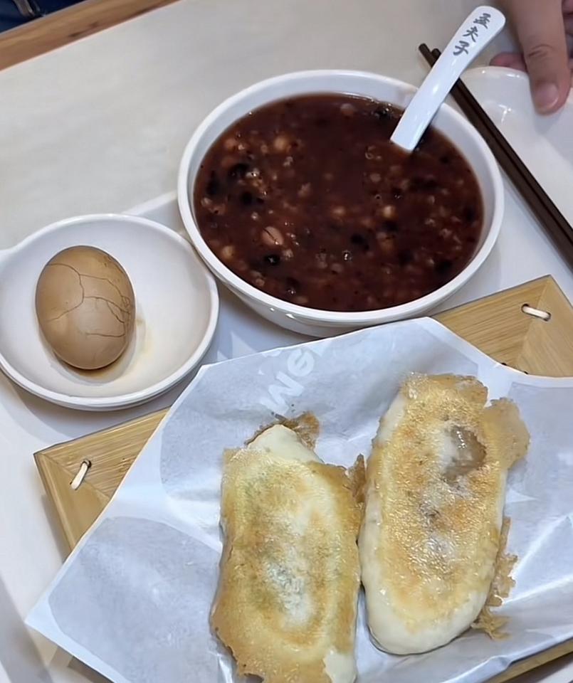 早餐打卡：一碗热腾腾的粥，一个煎蛋，两根香脆的油条，元气满满的一天！🌞🍳🍞