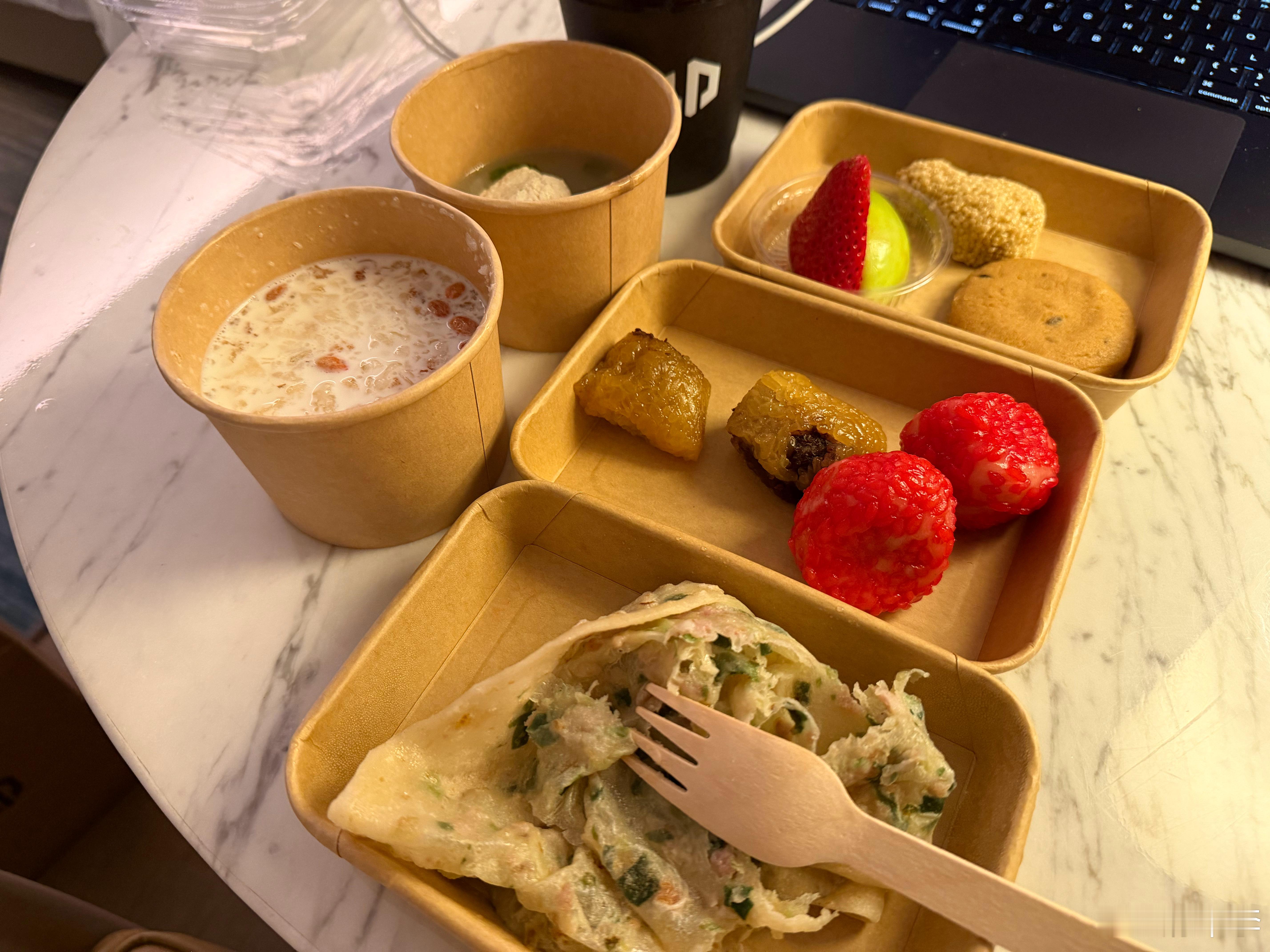 零跑这个活动真行，发布会结束后，他们把金华有名的小吃找来，摆了两行摊儿每个人发了