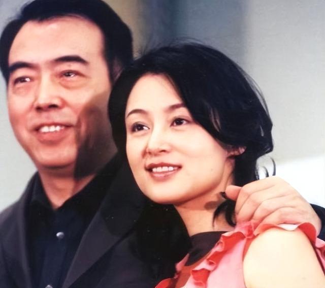 娱乐圈中一些男星如费翔、周星驰等，虽在事业上取得了巨大成功，但感情经历坎坷，至今