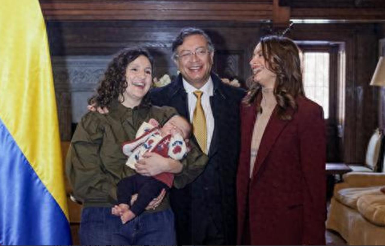 当地时间2月9号晚上，哥伦比亚总统佩特罗带着自己的孩子上了直升机。原本计划好的，