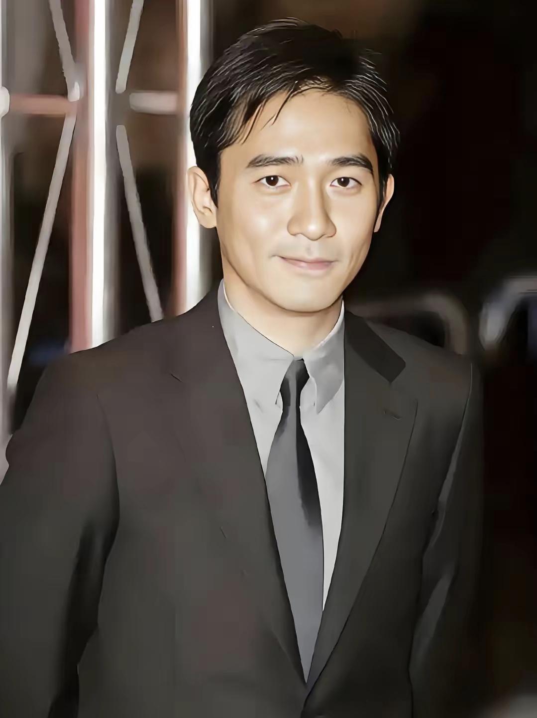 梁朝伟的沉默引发争议！同样常驻日本，郑伊健一句“不可抗力”果断取消东京演唱会，用