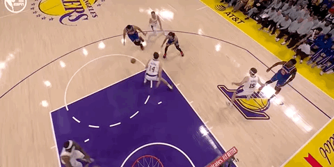 克勒贝尔鼻子被打出血，这球裁判给了他犯规，唐斯2罚全中！尼克斯vs湖人