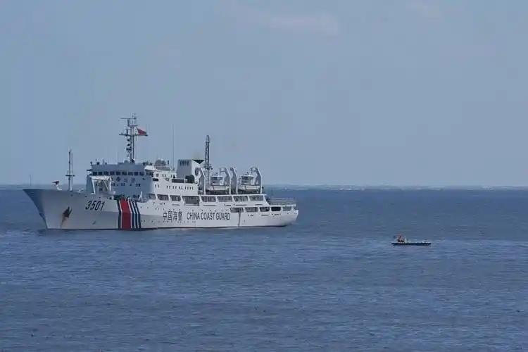 中国海警在黄岩岛常态化执法巡逻，菲方船只连续六天从三方向轮番靠近，到底谁先沉不住