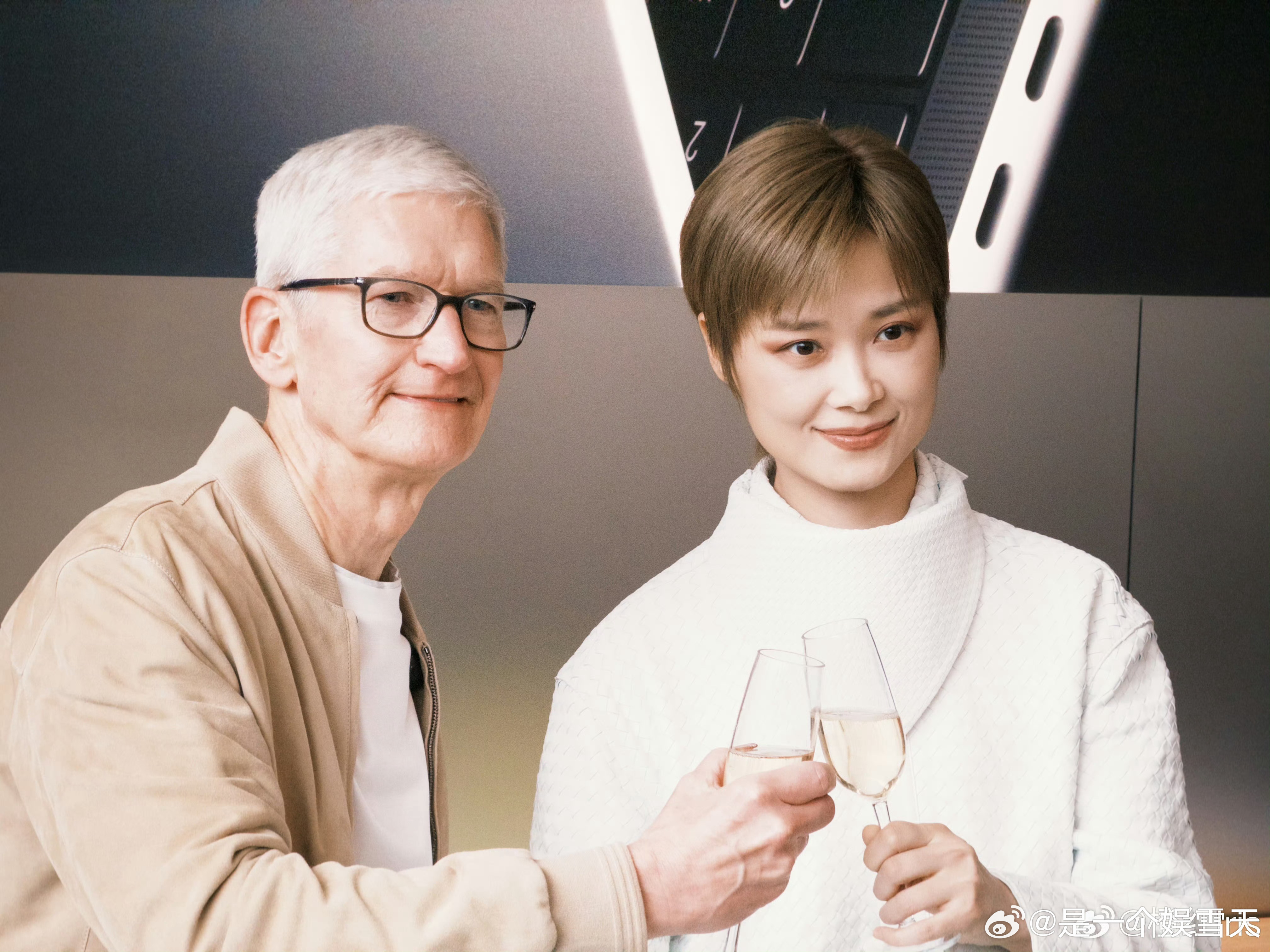 库克指了指李宇春欢呼鼓掌 李宇春舞台获库克力赞！拥抱喝彩还示意观众欢呼，称她改变