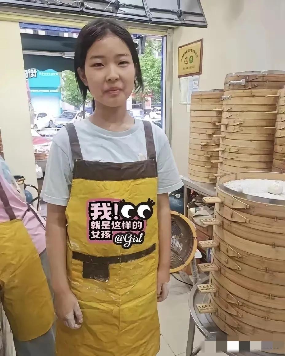 山东济南，一个大三女生在一家包子铺干了整整五十二天暑期工。结账那天，老板娘把工资