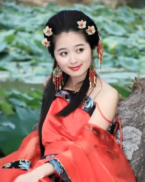 方圆天地，为头条联友对联：
门前桃树依旧在，
梦里佳人更娇娆。