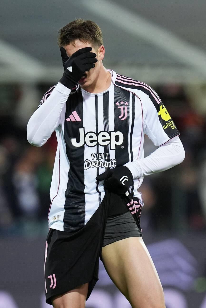 罗马诺辟谣阿森纳有意伊尔迪兹：

“最近几天，关于阿森纳和经纪人豪尔赫·门德斯在