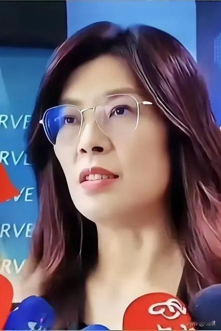 快看，快看，郑丽文完全不顾情面了……
近日，台岛内国民党新主席郑丽文，刚刚坐上“