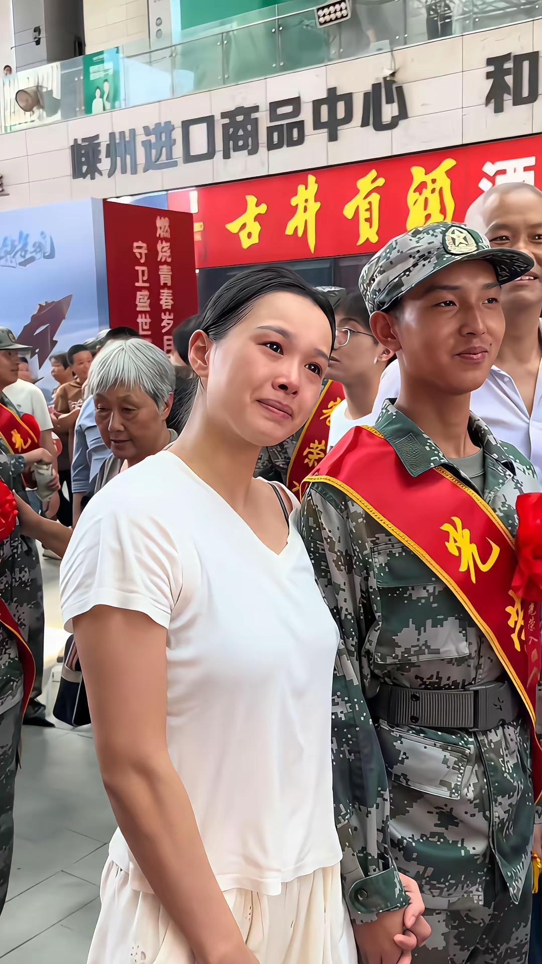 哥哥走了12年，她把侄子送进军营：这滴泪，是牵挂也是荣光
 
嵊州的送兵现场，一