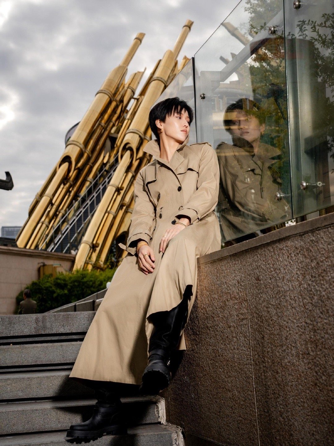 刘雨昕时尚表现力又秒了  骨相即时尚法典。风衣裁出肩峰利落，薄纱缠于颈间化柔，礼