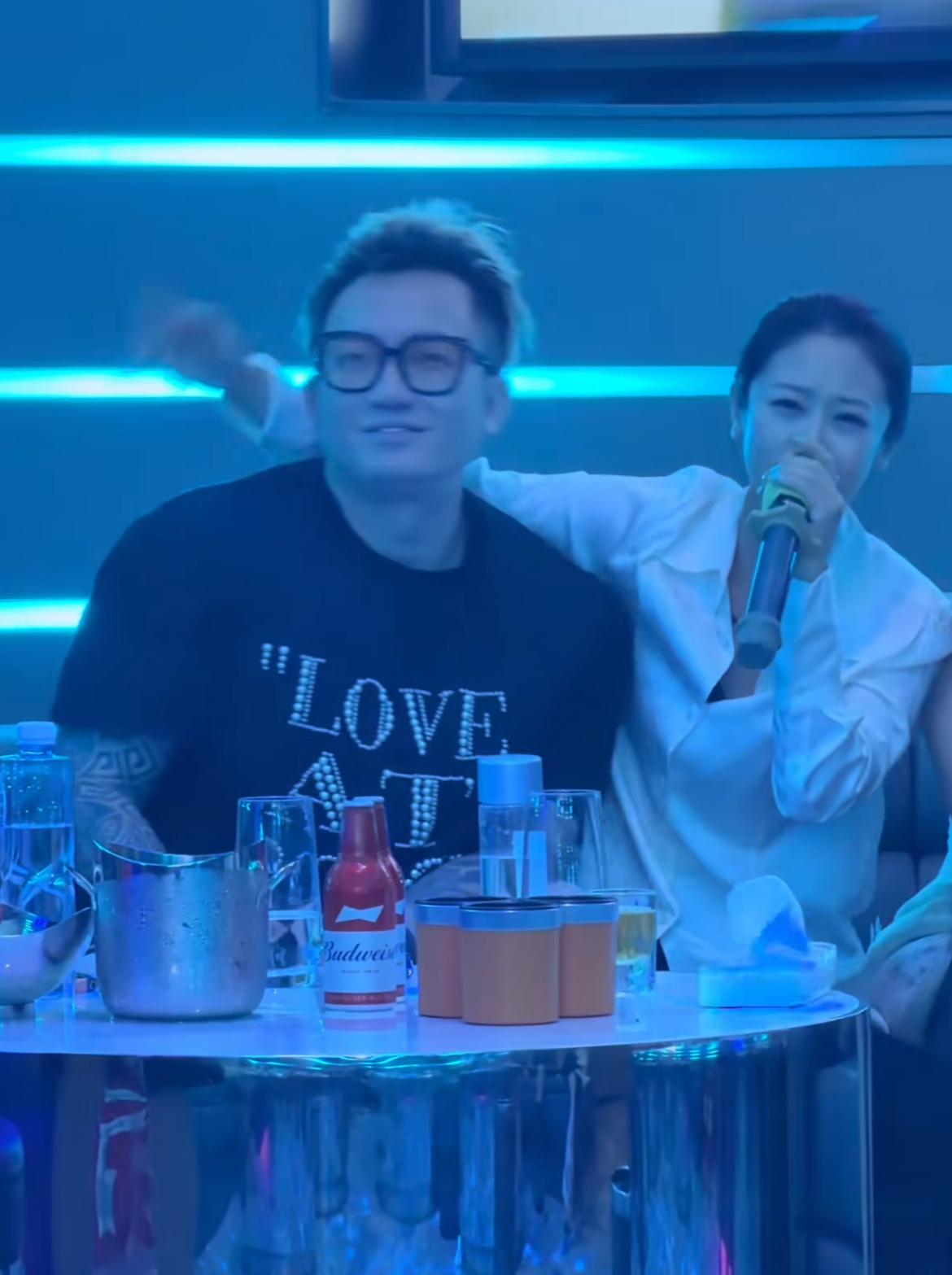 海南租车界“大佬”李梦太豪横，直言：大大小小买了几百台车。
刚刚收了两辆劳斯莱斯