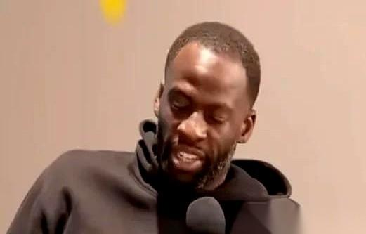 追梦格林前脚刚在播客里拿“要是没了库里勇士体系就得塌”打比方，后脚库里就在队内训