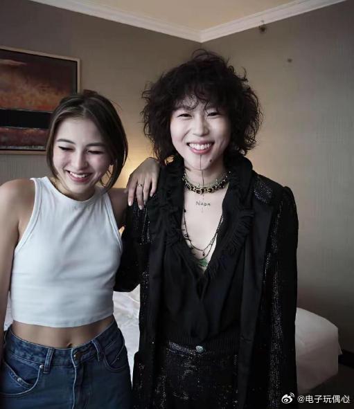 王菲估计头都大了，这女儿管还是不管好啊！ 