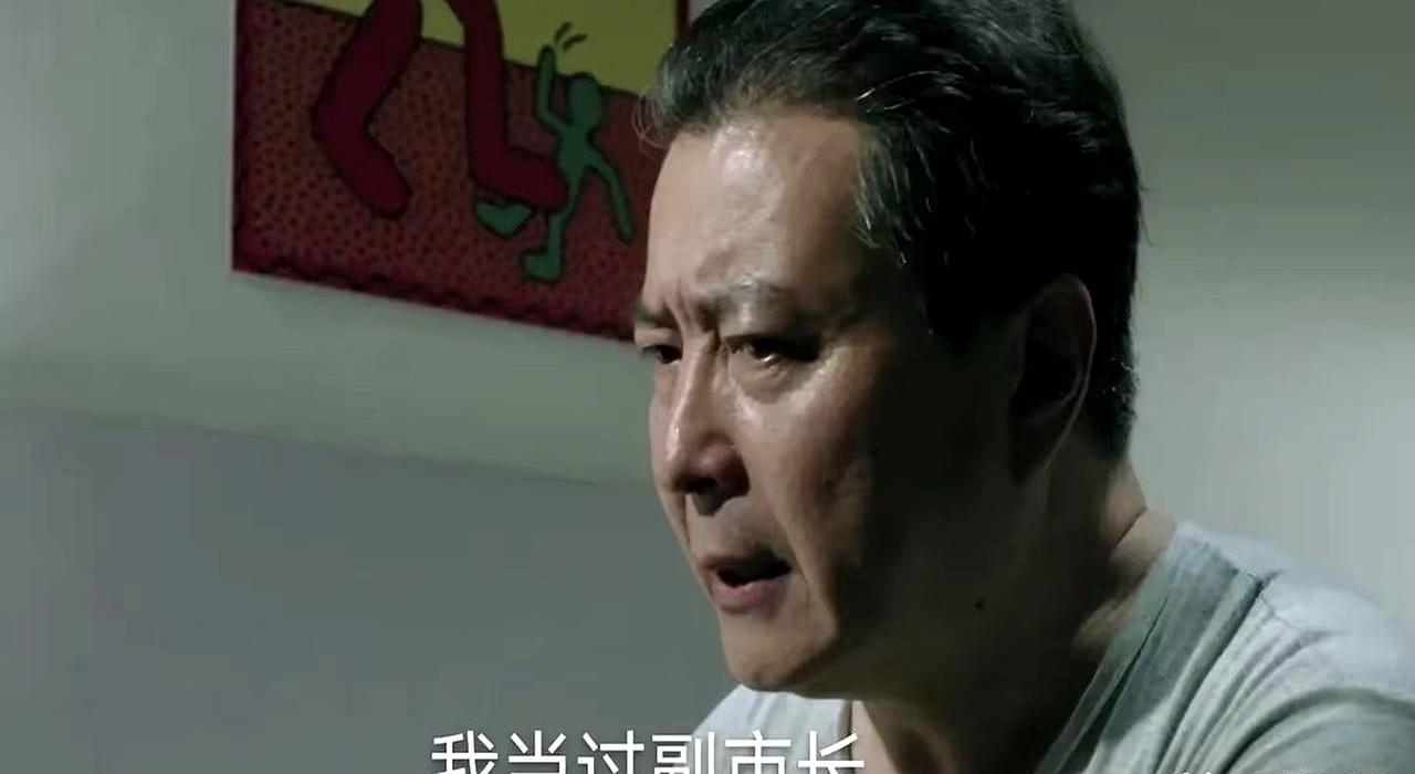 人往下走，最先崩塌的从来不是财富。
 
曾经站得笔挺，眼神清澈，举手投足全是凛然