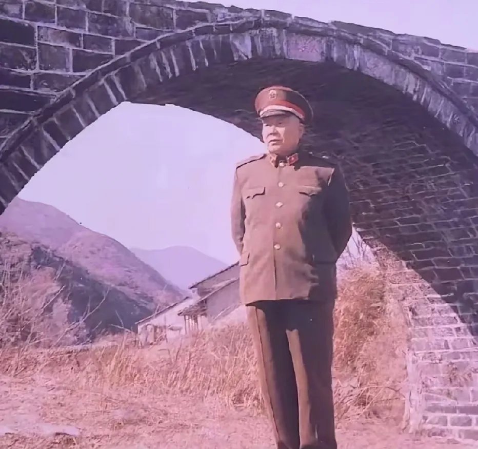 80年代，年过七旬的龙飞虎将军重回故乡，在龙源口战斗旧址前的一张留影。 