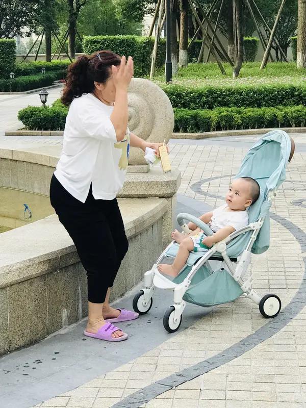 再说老人不带娃有错吗？其实并没有，哪怕有也不是小辈能说动手就动手的。毕竟不管怎么