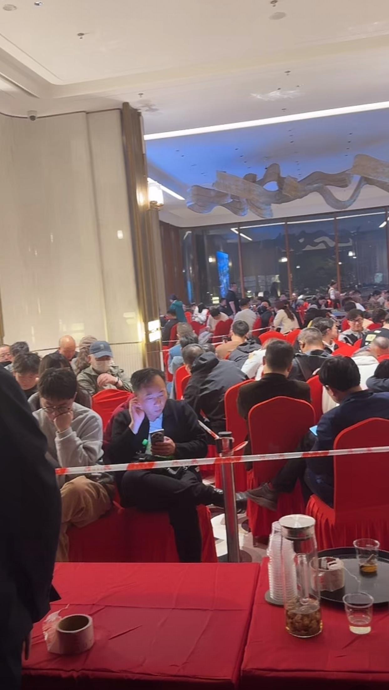 房地产市场这么火爆吗？

刚刚在一个直播间里看到，半夜1点多了，杭州某楼盘，等着