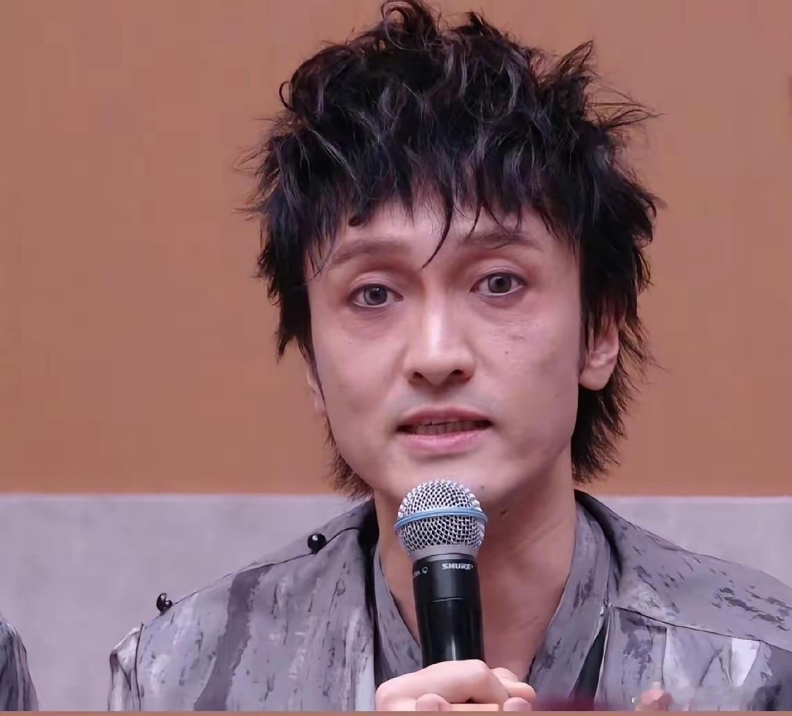 曾经不可一世，敢和知名导演硬刚，对成名作品不屑一顾的王传君。现在也被生活磨平了棱