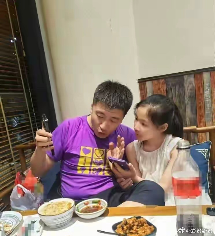 刚看到一个张雪峰的视频。 他在讲课中，突然电话响了，张雪峰立马暂停讲课，接起电话