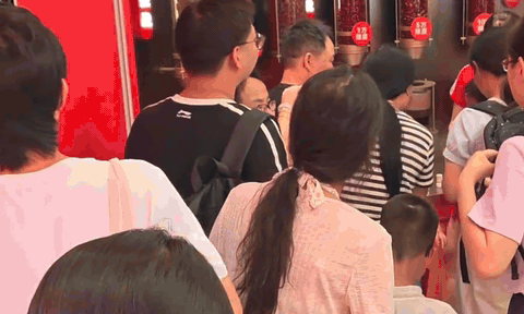 门店试吃员两分钟赚4800元换我上去估计撑到第三根就开始找水，奖金没拿到先把老板
