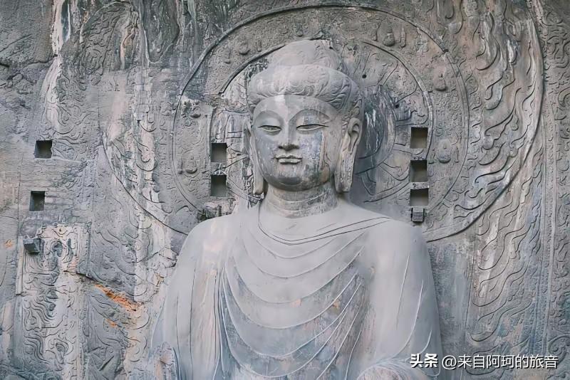 我站在洛阳龙门石窟对面，仰着脖子看了一下午。后脑勺都快贴到后背了，眼睛盯得发酸。