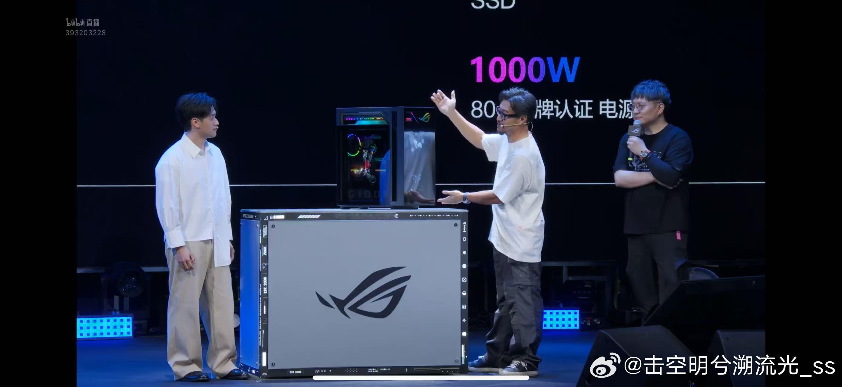 枪神10Plus超竞版 屏幕堪称一绝！18英寸Mini LED星云原画屏3.0，