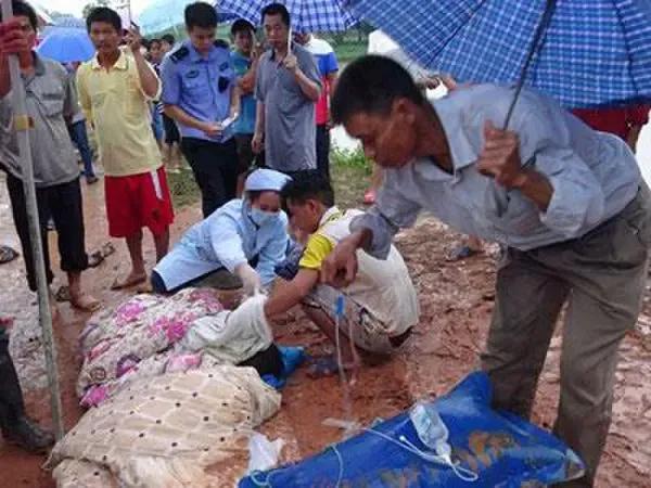 广西车祸致两死两伤

近日，广西某路段发生一起严重车祸，事故导致两人死亡，两人受
