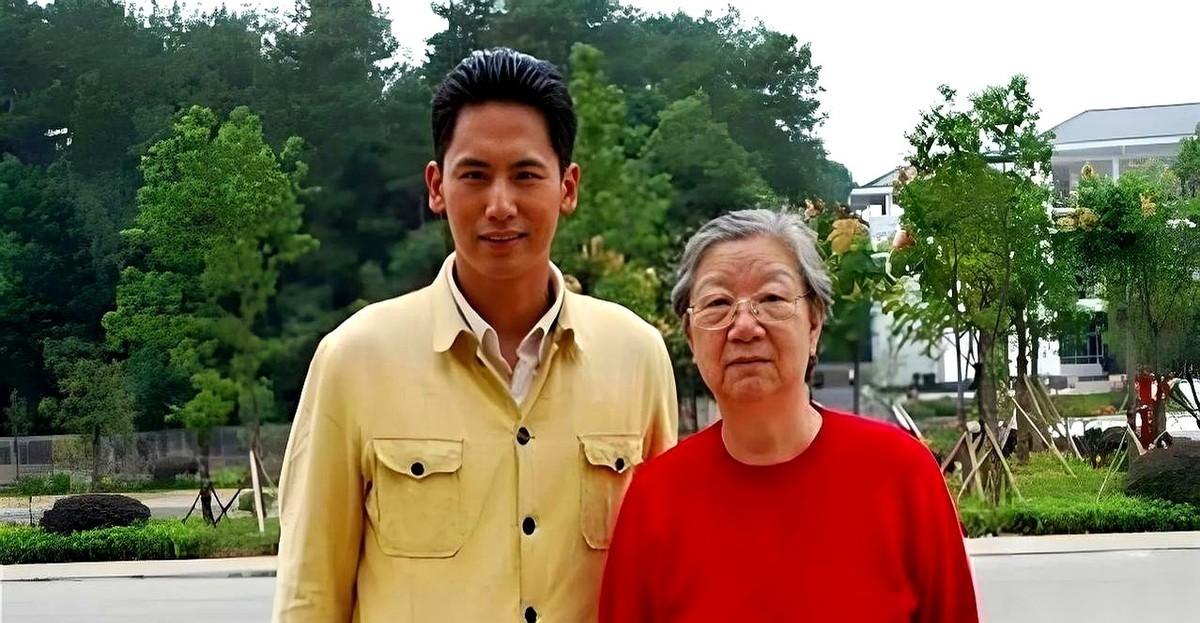 2010年，电视剧《毛岸英》剧组在湖南韶山安排了一场特殊会面。门推开的一瞬间，满