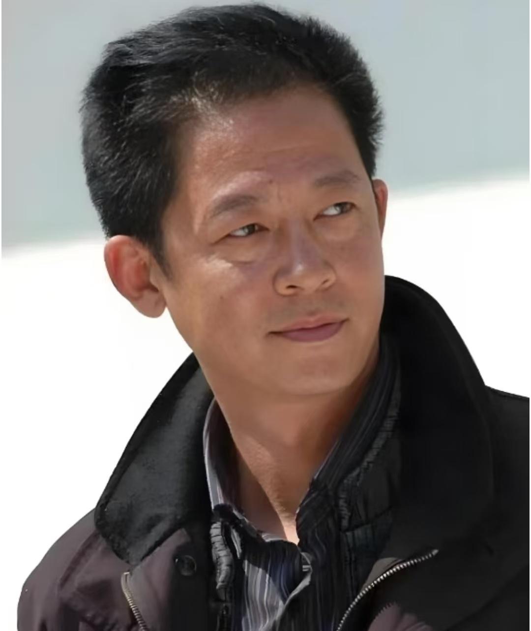 人挣钱的目的，
是为了远离人群，
而不是为了合群。

钱少的时候，你不得不合群。