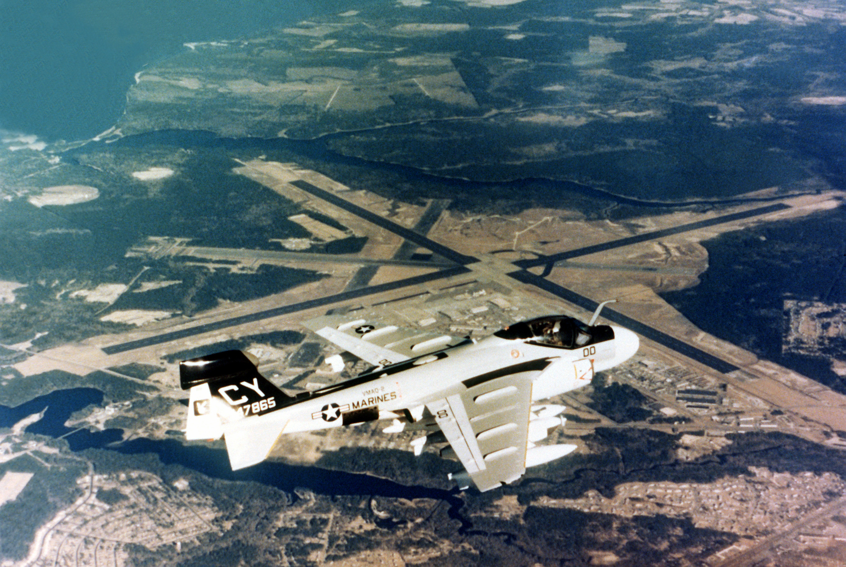 分享圖片：美國格魯曼EA-6A“徘徊者”艦載電子戰機