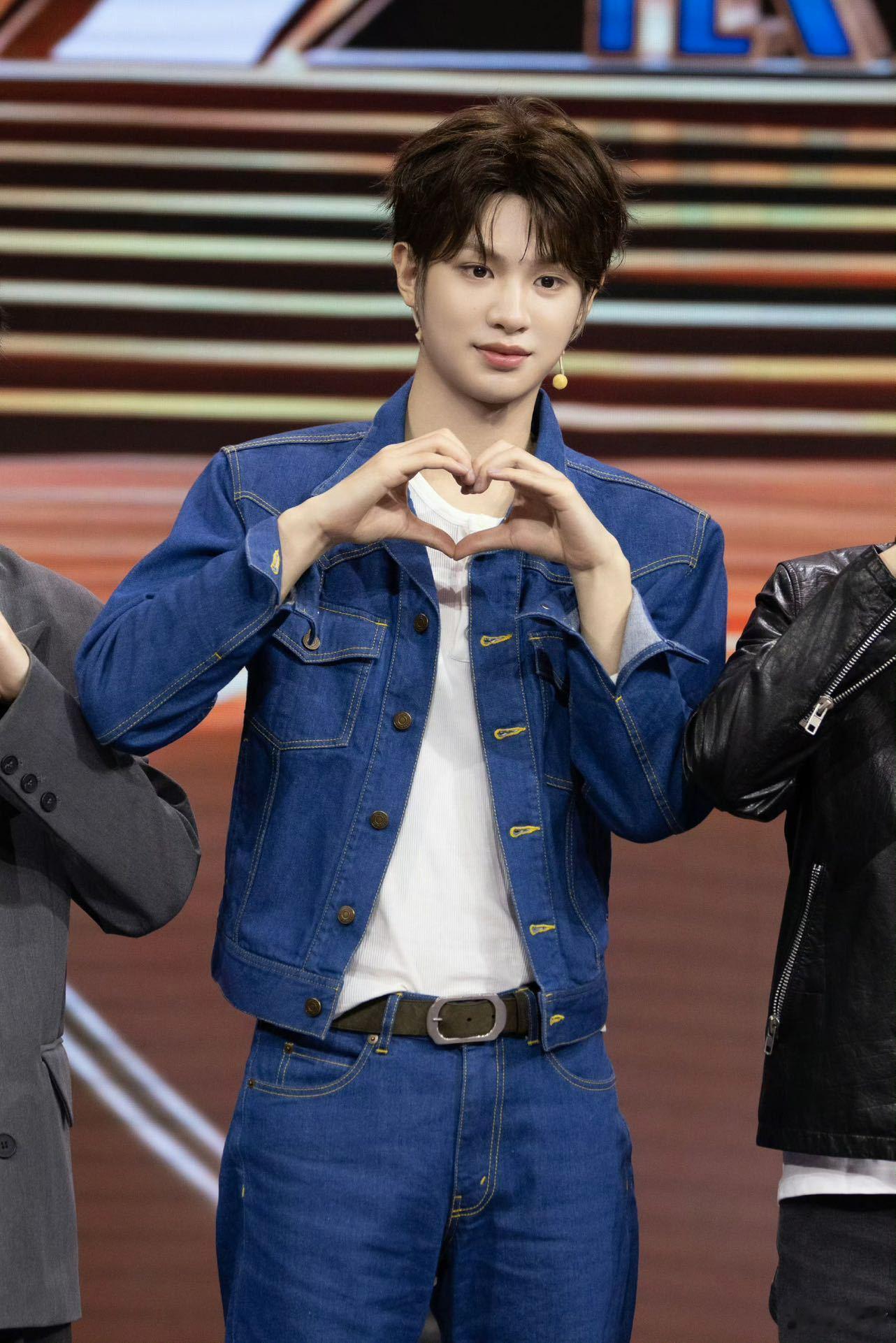 黄明昊在央视节目《剧说很好看》中展现了全新的角色魅力，真的让人看到了他的成长与不