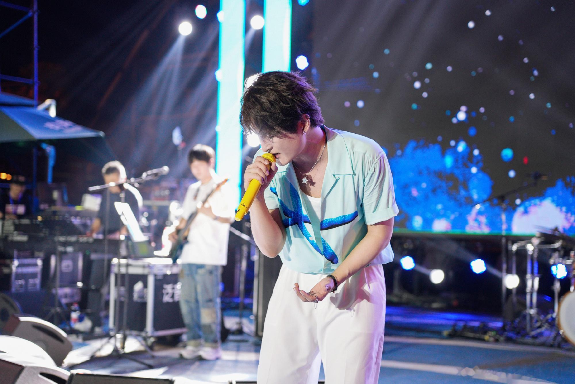 #张远太适合夏日音乐节了# 张远和这个夏日音乐节的适配度是真的超级高，让我们感受