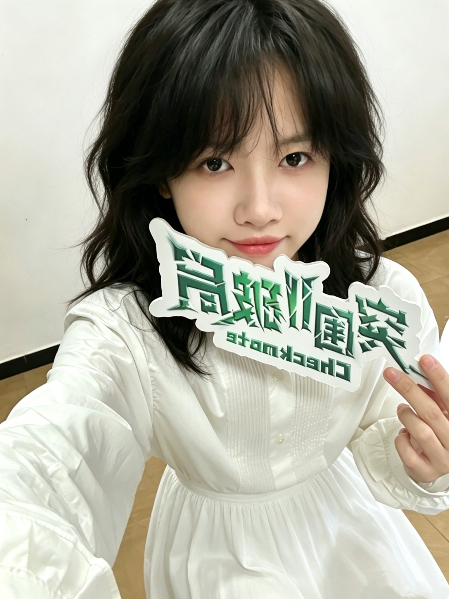 豆包应该很喜欢做大然然女装图吧。。毕竟p个长发就原图直出了，不像有些人的还要费劲
