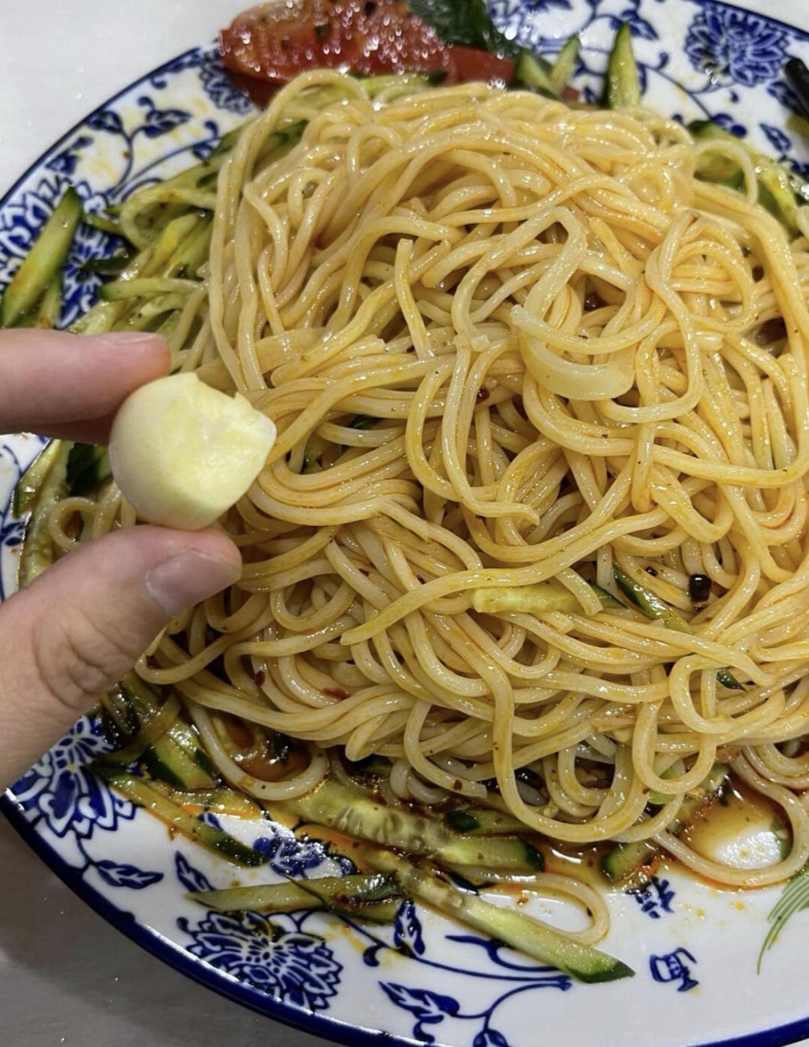 不怕你们笑话，我老公有一个小爱好，
一旦到了周六日一定会吃上一碗面条，就上一口蒜