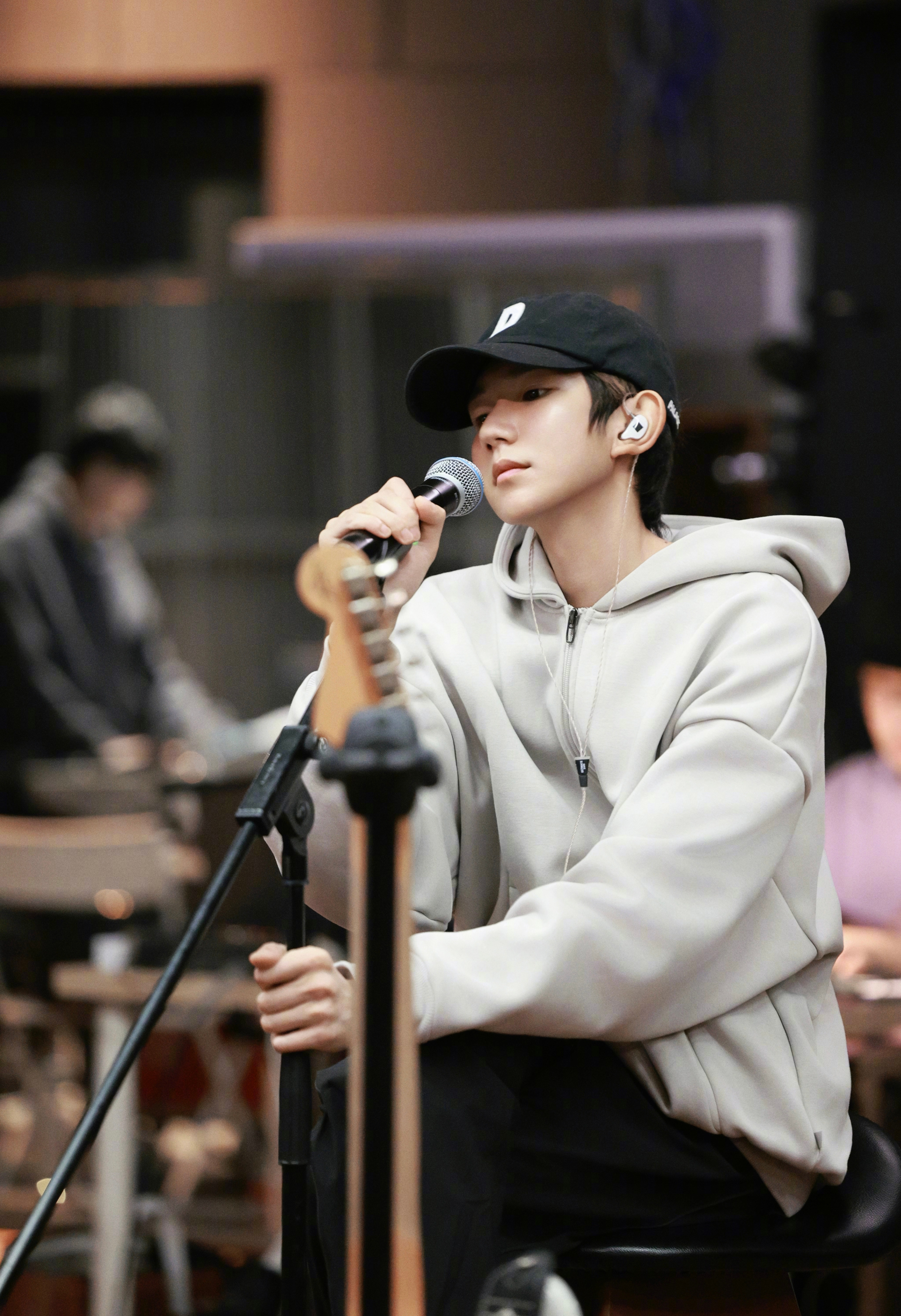 彩排花絮到   ～   来自王源发布的一组「客厅狂欢」跨年演唱会排练图集 ，浅灰