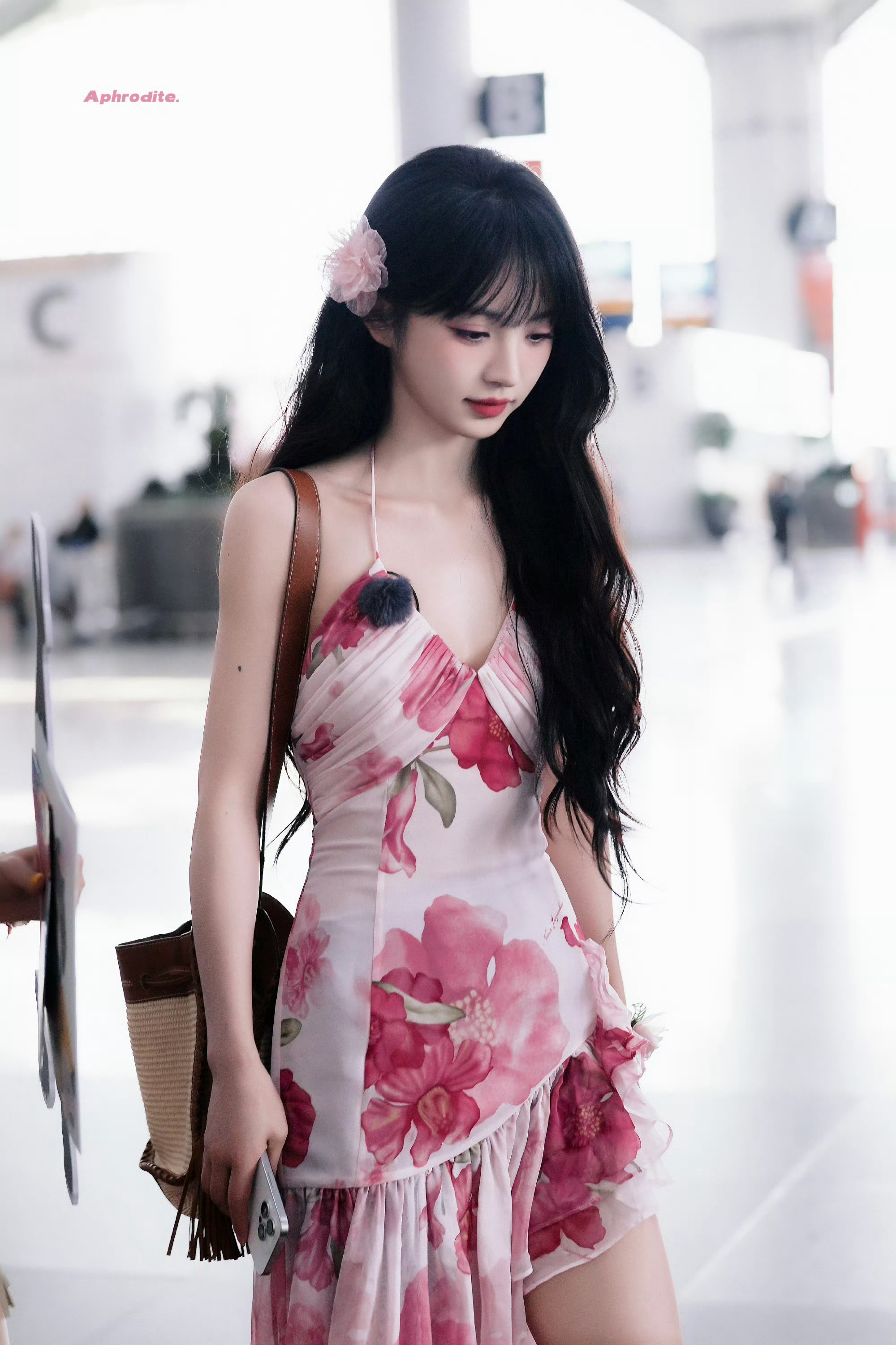 omo想到了这两套～把所有漂亮的花裙子都给这个小女孩穿好吗