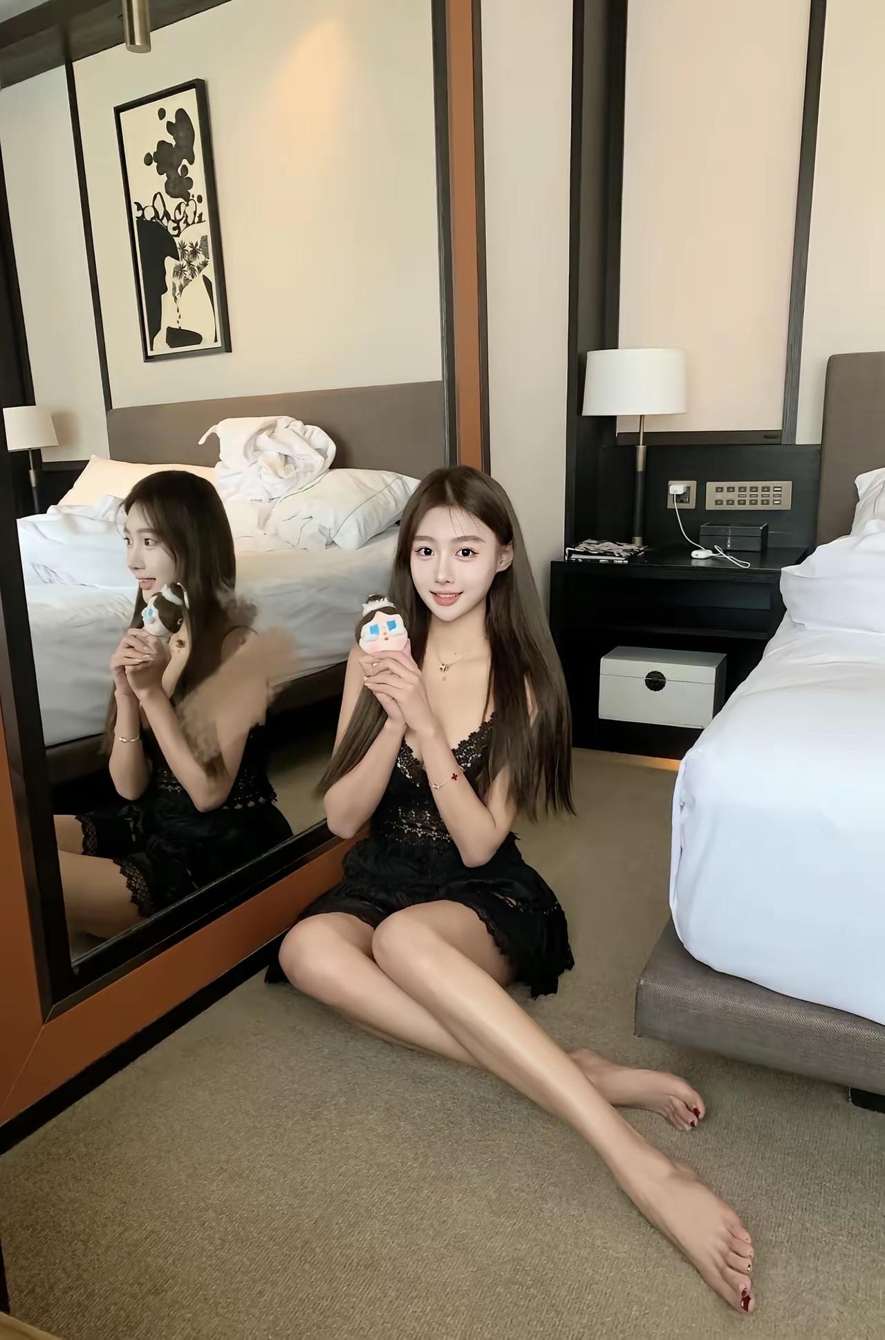 在豪华酒店房间的自拍时刻，享受悠闲的午后时光。📸🏨💄