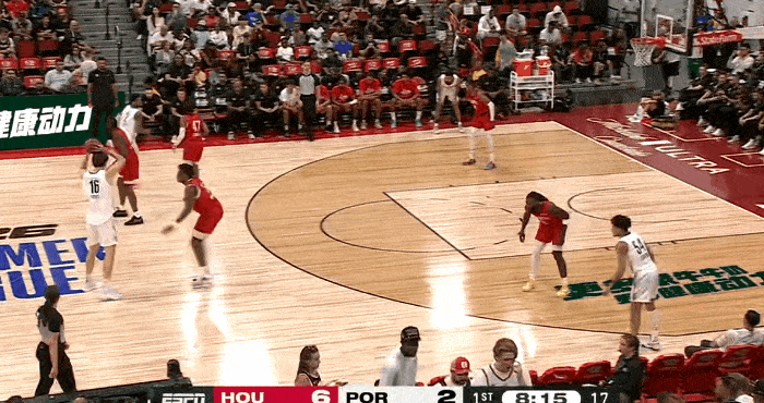 不应该！杨瀚森秀背运惨遭抢断！
在今天NBA夏季联赛开拓者对阵火箭的第一节比赛中