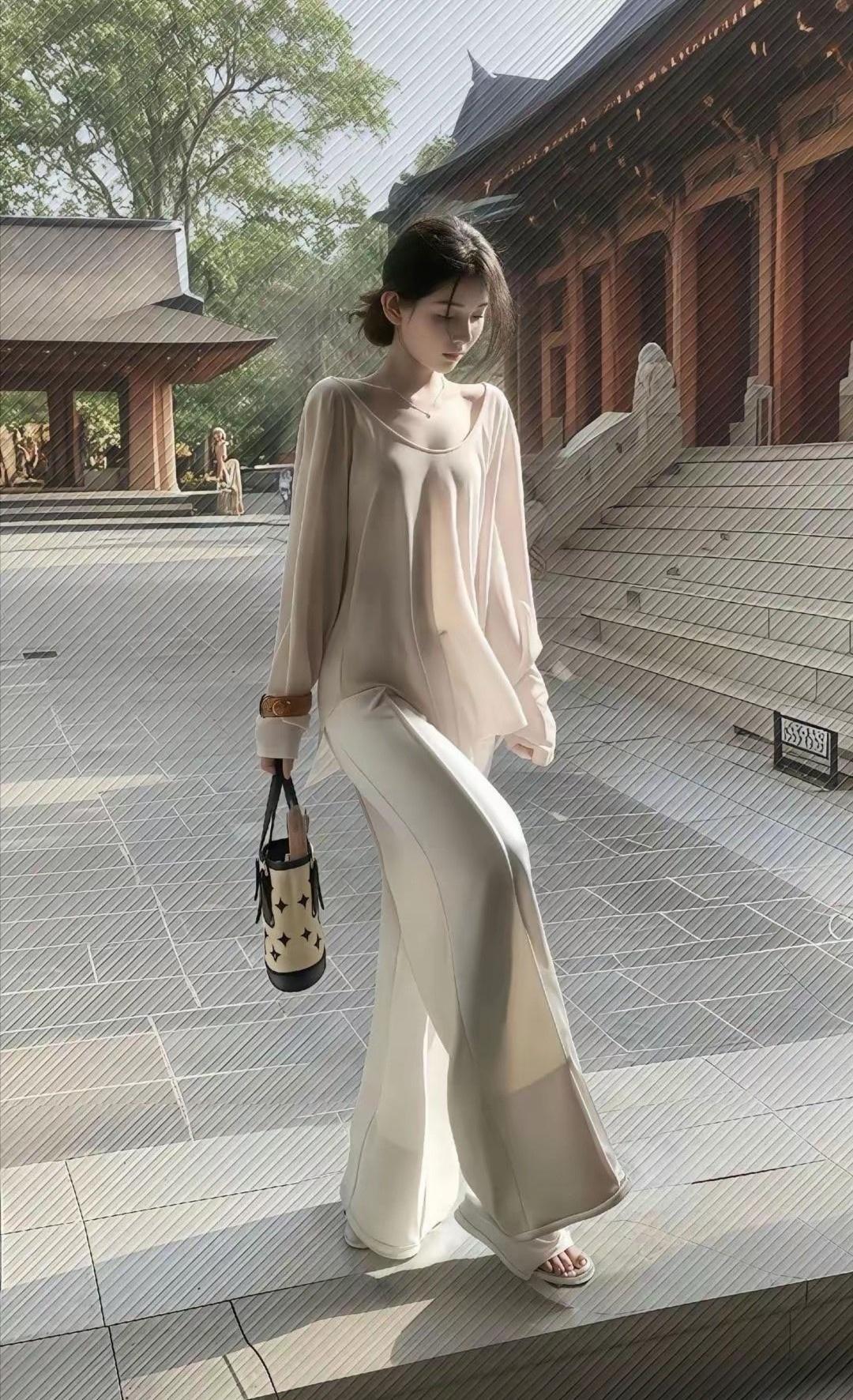 缘的渡口（现代诗）
 
我提着半盏烟火
走在人间的阡陌
衣角沾了尘世的暖
眼底落