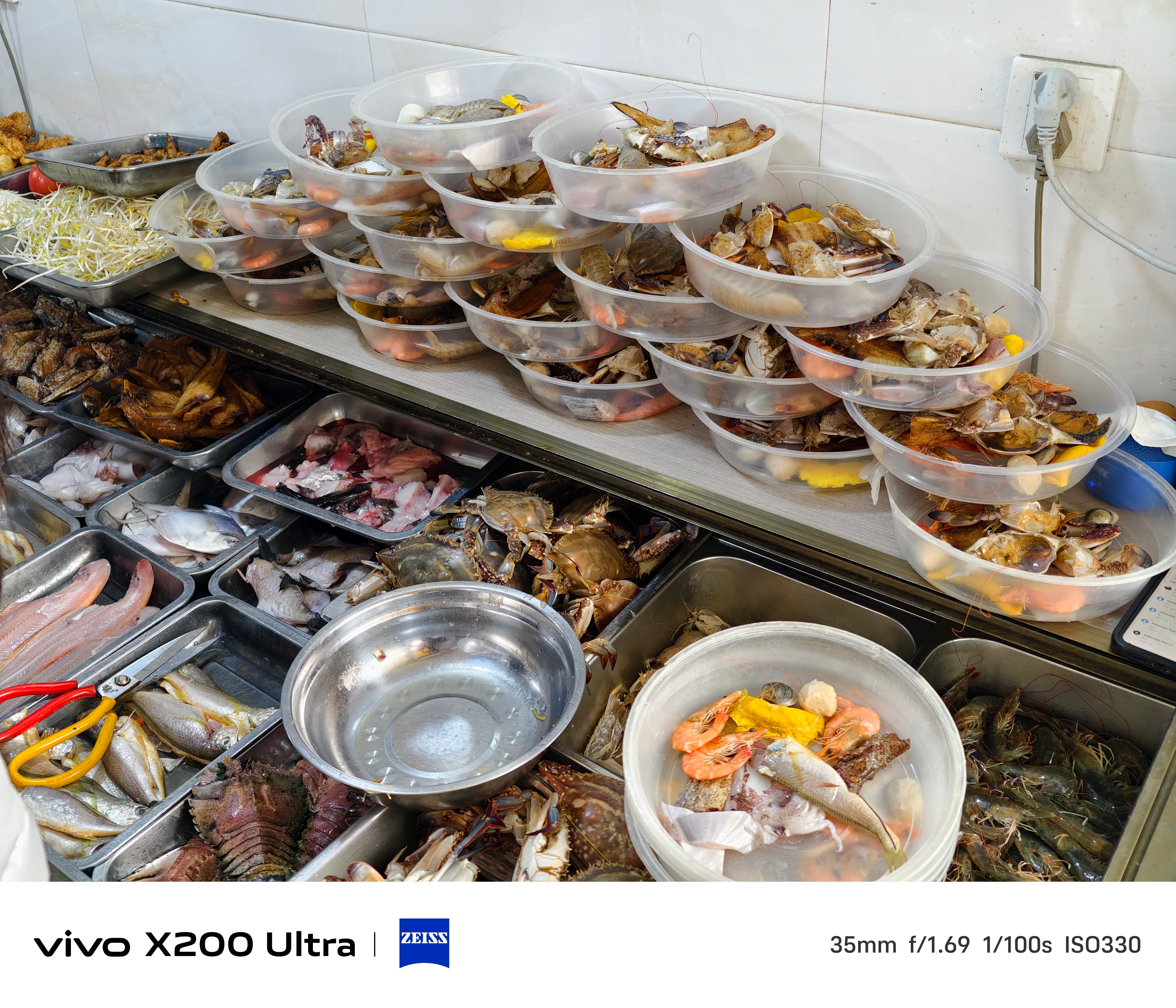 来舟山就从一碗海鲜面开始这哪里是碗分明是盆！里面有鱼有虾有蟹只卖你50，贵吗？ 