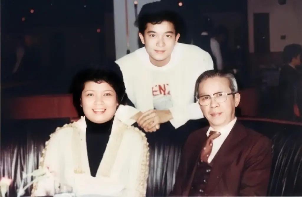这是陈百强和父母亲的罕见照片，一家三口，其乐融融。

镜头中，陈百强年轻时的模样