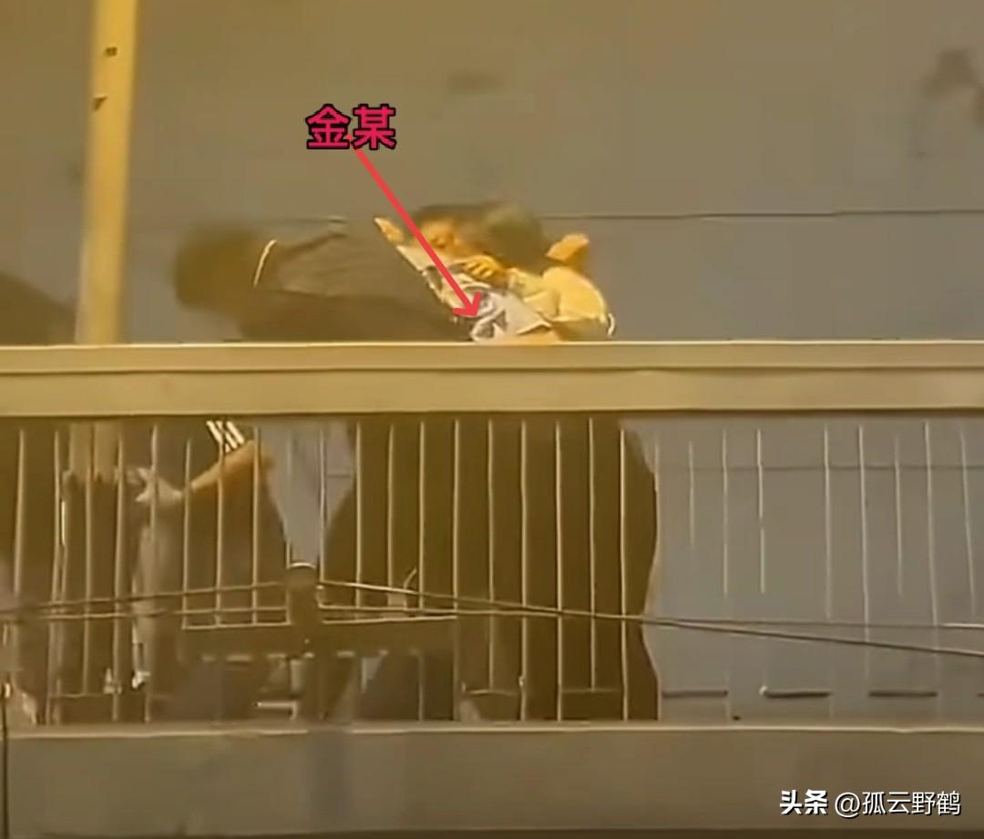 武汉天桥冲突细节曝光！知情人透露摊主夫妻太嚣张，先动手砸伤城管，3名协管员反击后