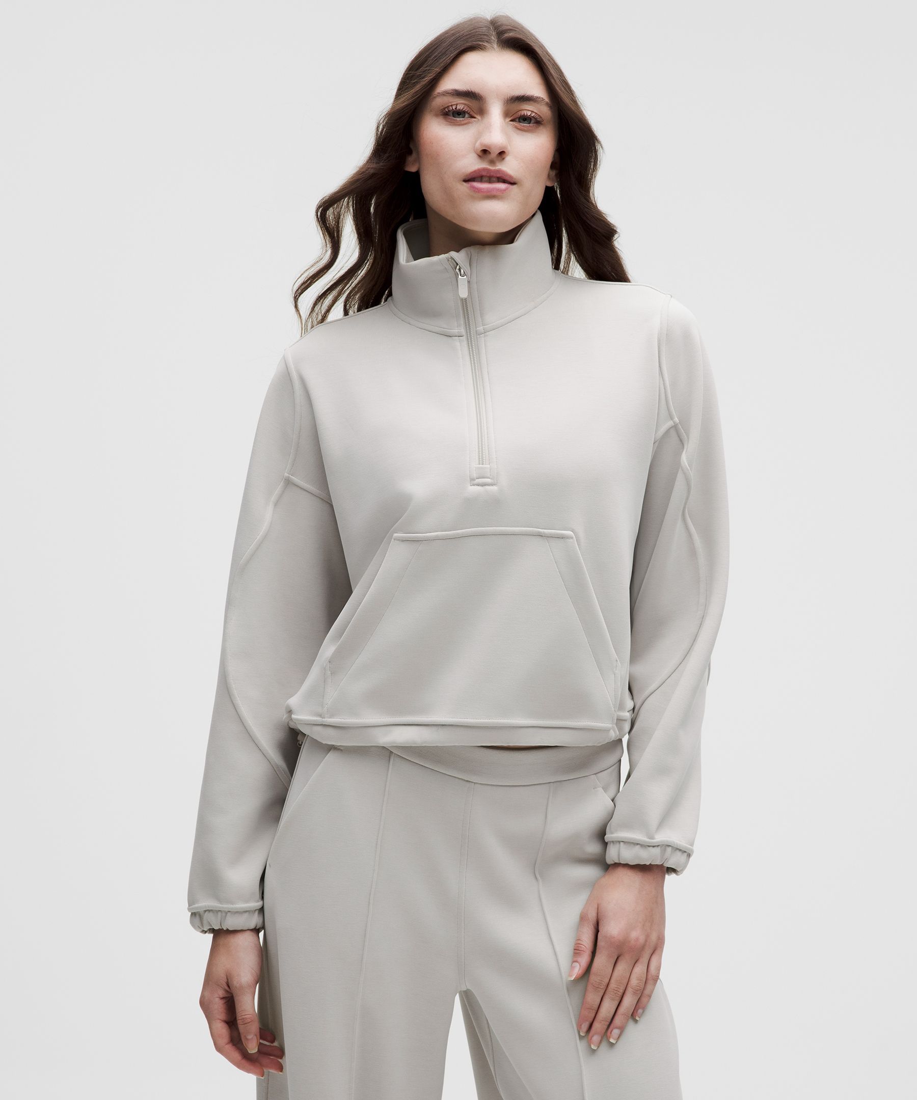 李宇春微博之夜幕后神图 微博之夜彩排李宇春的造型直接把松弛感焊在身上！她身着 B