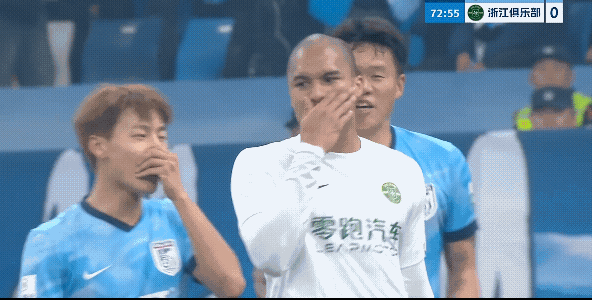 今晚毛伟杰和瓜里拉帕发生冲突后，都学会捂嘴交流了，试问这个该怎么处罚，谁该停赛，