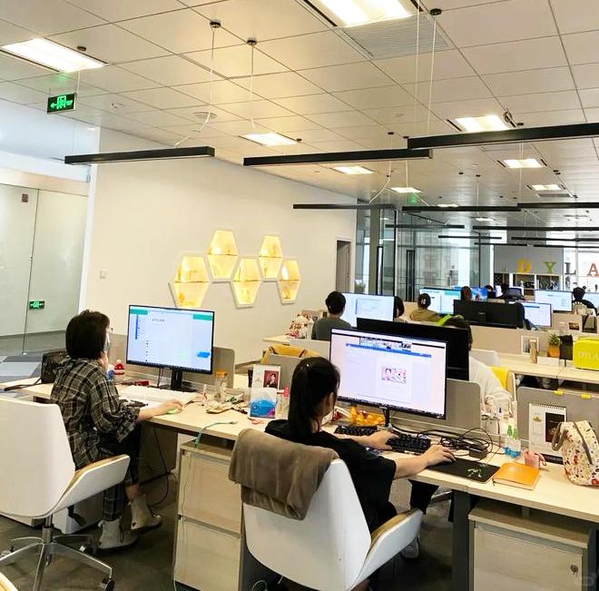 工作15年后，才懂得这7个道理：

1、同事真的当不了朋友。
2、秘密告诉一个人