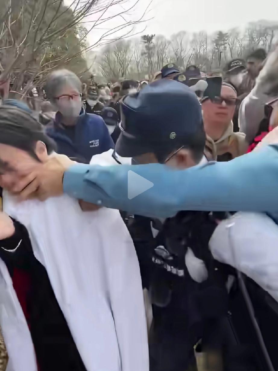 这一巴掌，打得好！解气！看你还嚣张不？为英雄点赞！[赞][赞][赞][赞][玫瑰