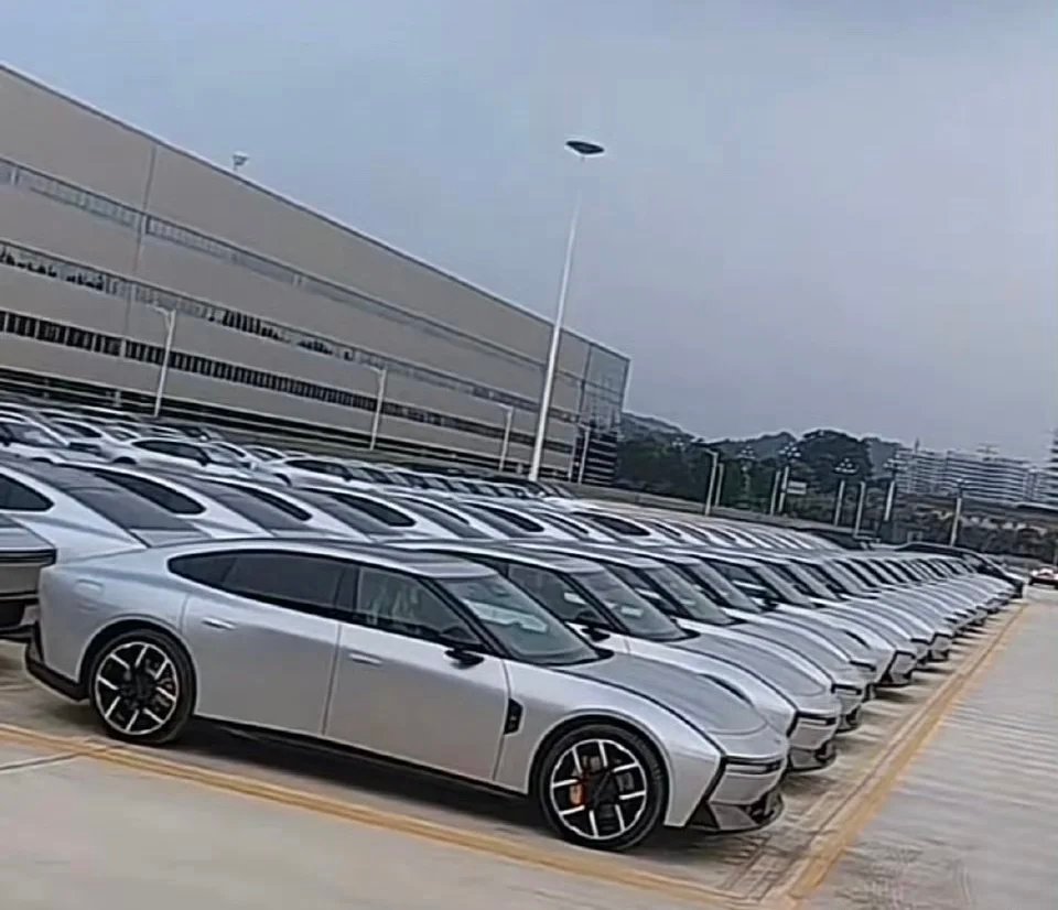 新款小鹏P7，我估计一上市不个性化选装，都能现车现提。 ​​​