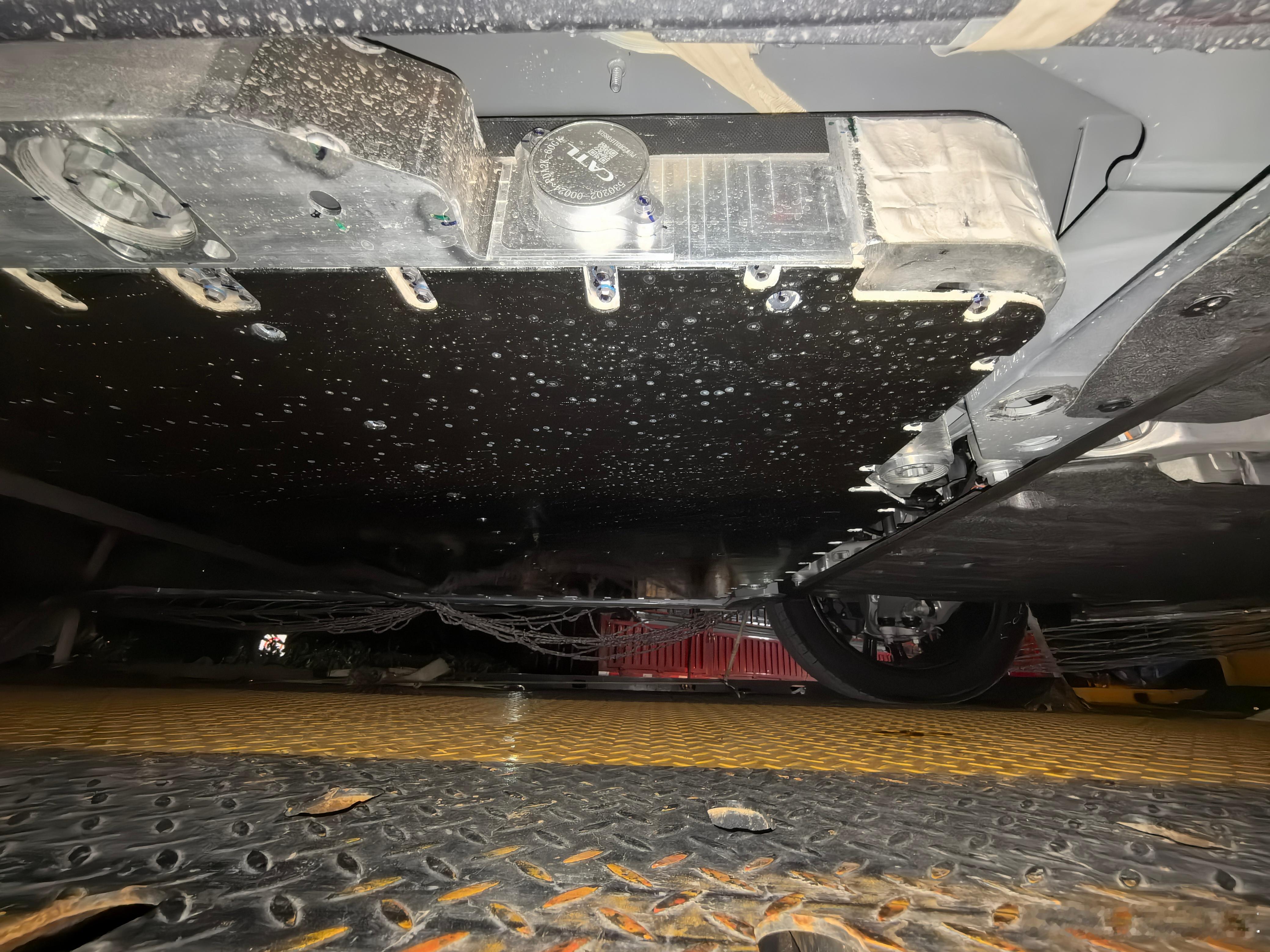 ET9的电池包比现款薄了1cm，但看起来挺薄可能跟广角有关；泄压阀上看到了CAT