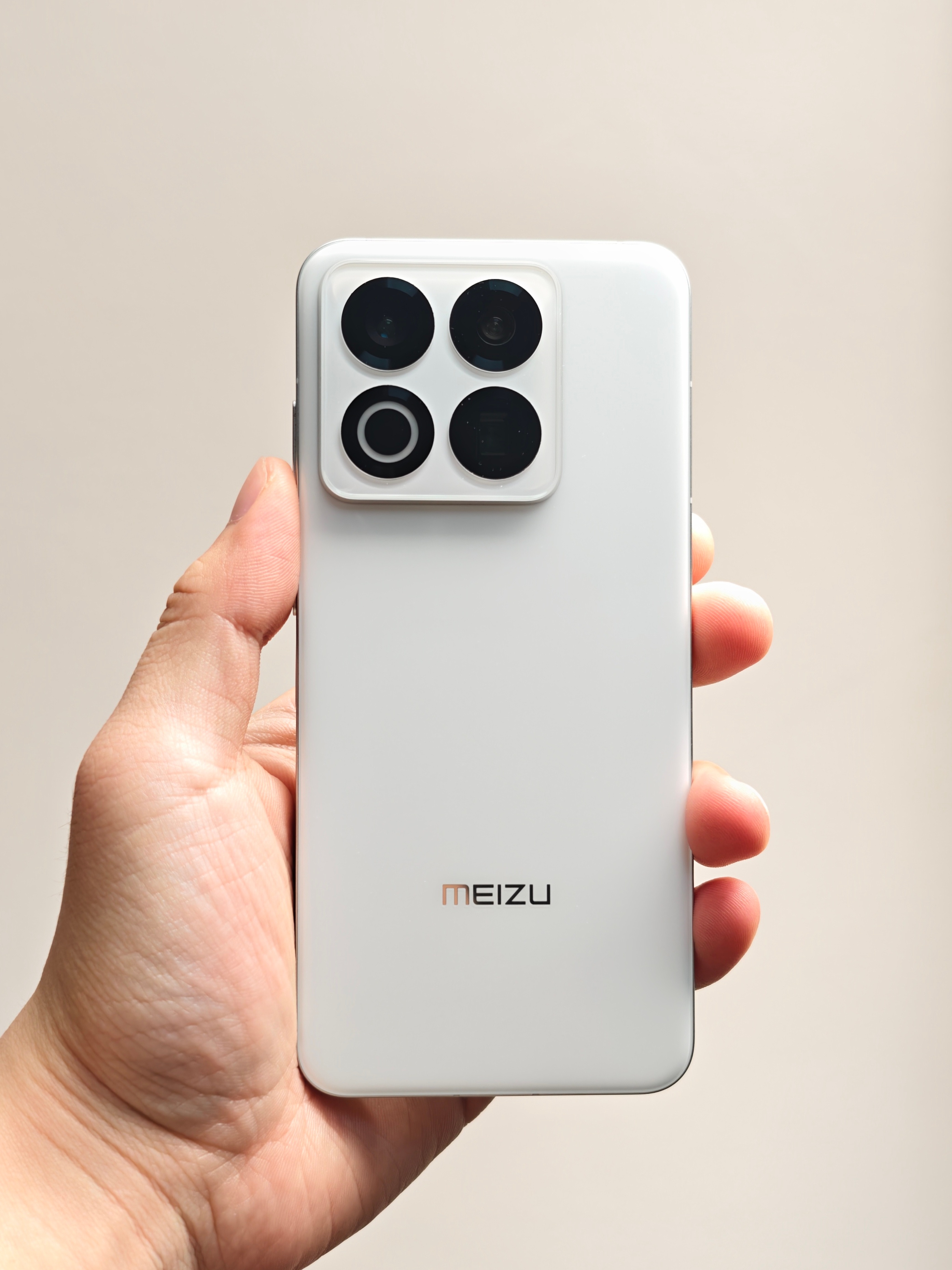 就...收藏一下吧。蛮好的手机，还有业界唯一白面板，可惜了。 