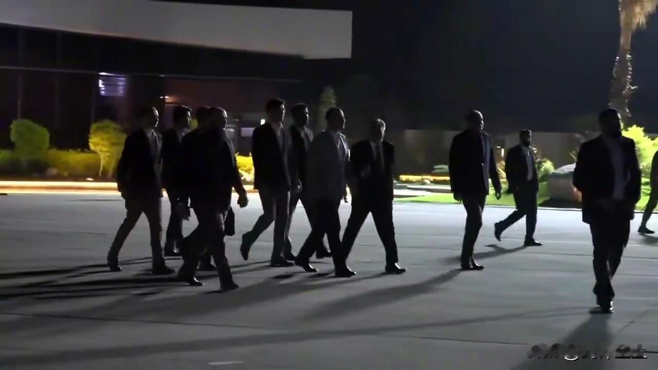 伊朗外交部长昨晚已经抵达巴基斯坦
别对这次谈判抱太大希望，因为级别并不高
美国那